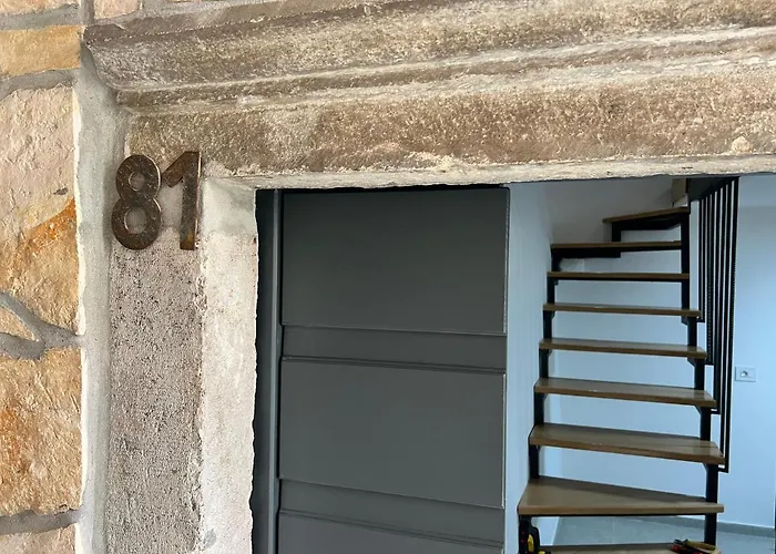 Seayou!***charming 1-bedroom Unit In The Old Center Of Cres